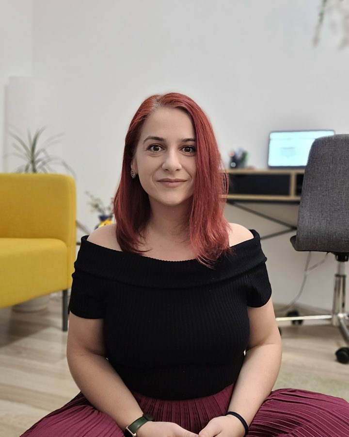 Portret al psihologului Irina Dobre în cabinet